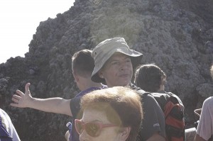 Un momento della visita al cono del Vesuvio FP (10)